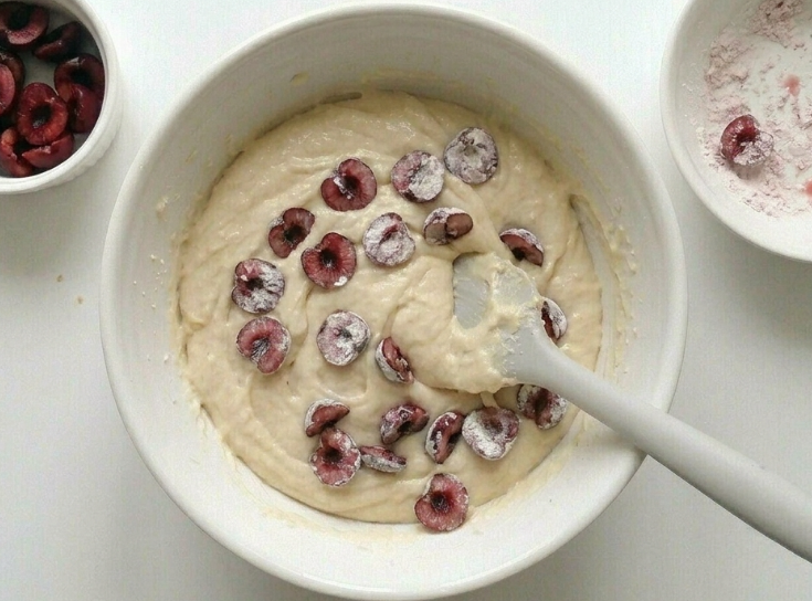 Bizcocho de cerezas jugoso, con yogur y un toque de naranja