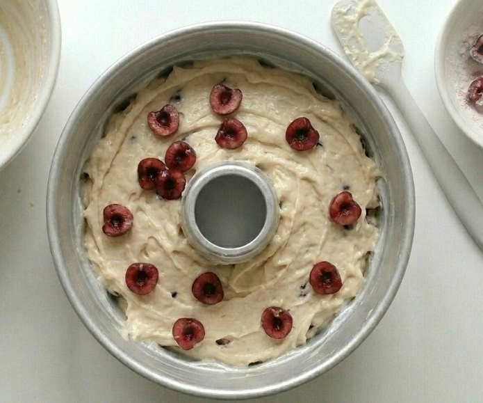Bizcocho de cerezas jugoso, con yogur y un toque de naranja