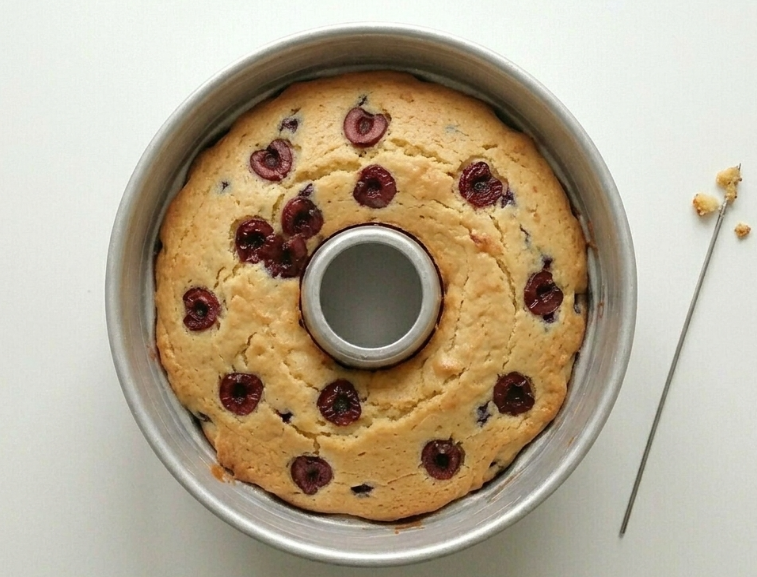 Bizcocho de cerezas jugoso, con yogur y un toque de naranja