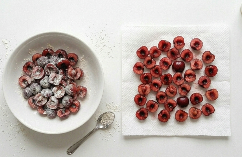 Bizcocho de cerezas jugoso, con yogur y un toque de naranja
