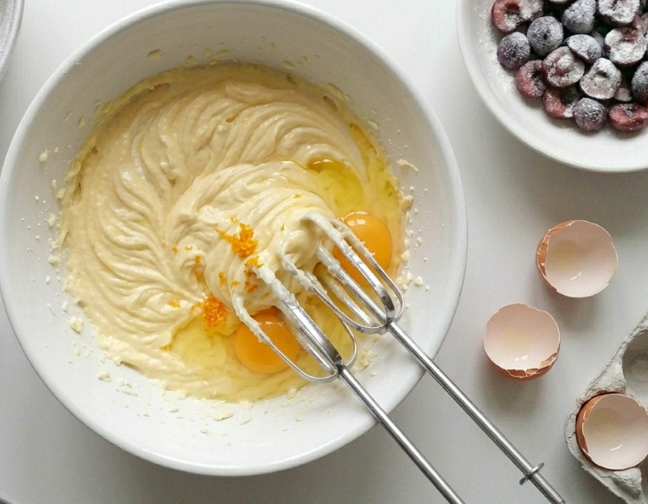 Bizcocho de cerezas jugoso, con yogur y un toque de naranja