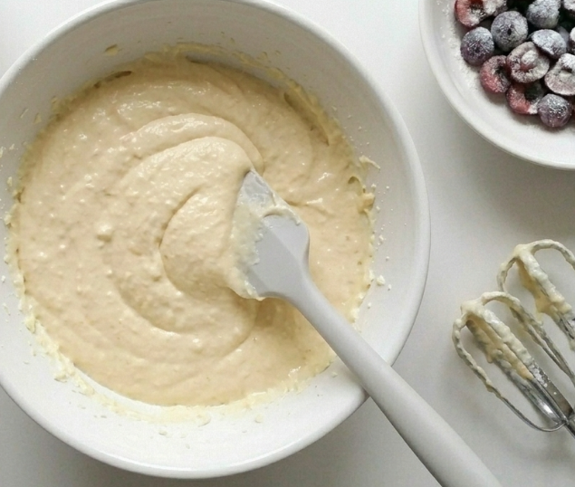 Bizcocho de cerezas jugoso, con yogur y un toque de naranja