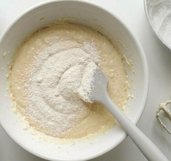 Bizcocho de cerezas jugoso, con yogur y un toque de naranja
