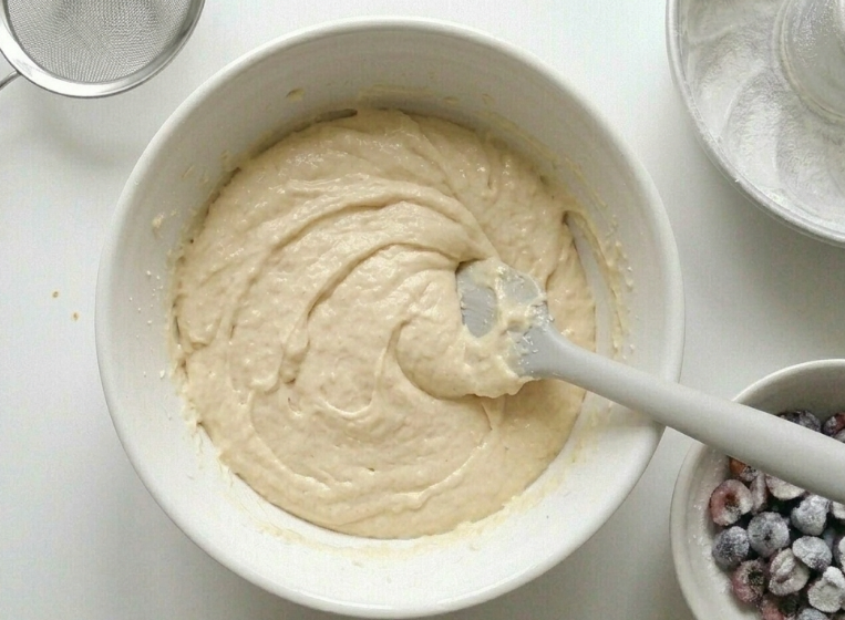 Bizcocho de cerezas jugoso, con yogur y un toque de naranja