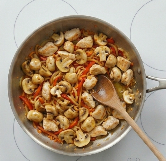 Espaguetis con pollo y champiñones