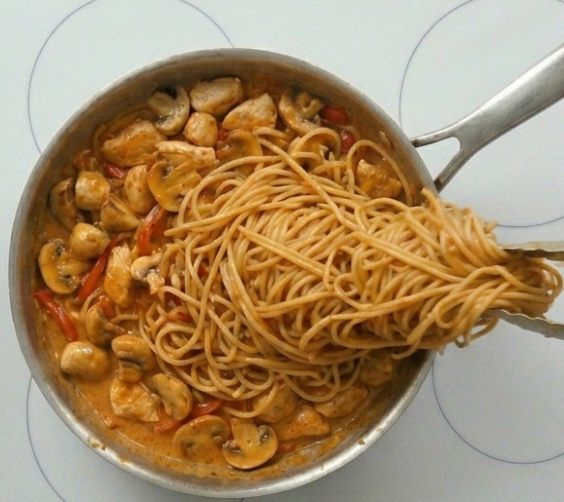 Espaguetis con pollo y champiñones