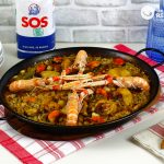 Arroz con cigalas y verduras en paella