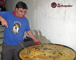 Aquí estoy yo cocinando la paella Aquí estoy yo cocinando la paella
