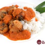 Albóndigas vegetarianas con tomate y arroz blanco