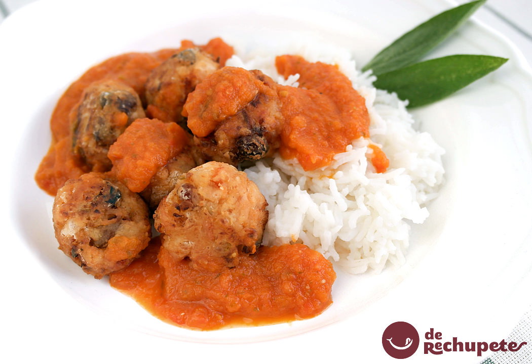 Albóndigas vegetarianas con tomate y arroz blanco