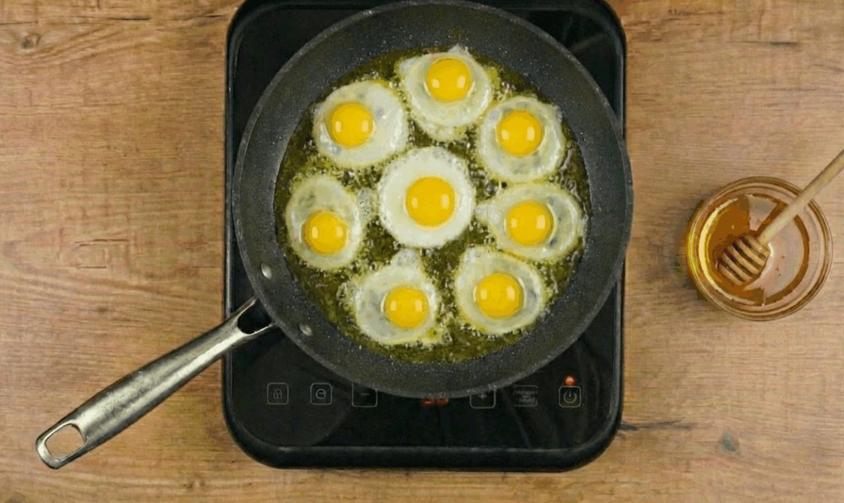 Tosta de huevos rotos o estrellados con jamón