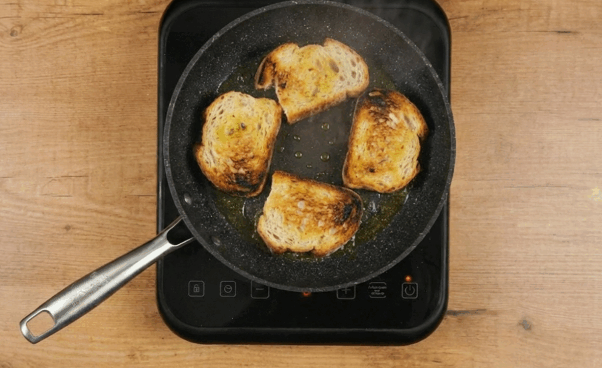 Tosta de huevos rotos o estrellados con jamón