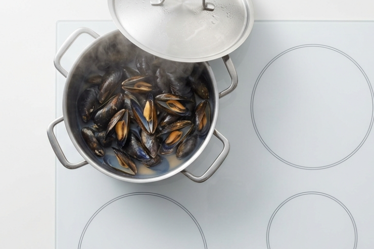 Pasta fresca rellena de espinacas con salsa de mejillones y setas