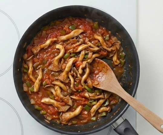 Pasta fresca rellena de espinacas con salsa de mejillones y setas
