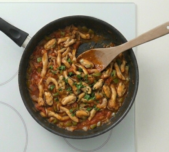 Pasta fresca rellena de espinacas con salsa de mejillones y setas