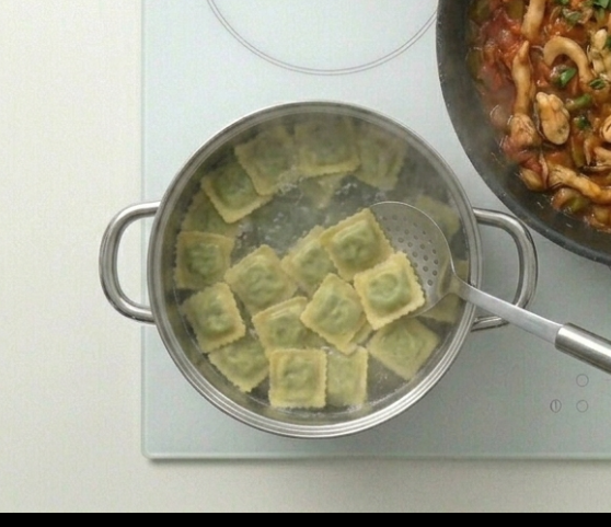 Pasta fresca rellena de espinacas con salsa de mejillones y setas