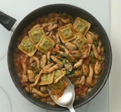 Pasta fresca rellena de espinacas con salsa de mejillones y setas