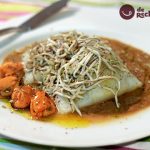 Lomos de bacalao al horno con gulas y crema de mejillones