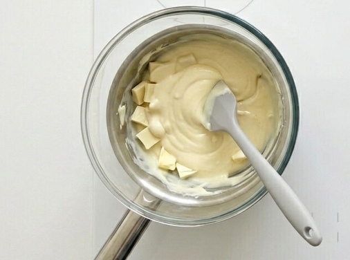 Coulant de chocolate blanco o soufflé blanco