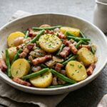 Ensalada Liégeoise. Receta belga tradicional de patata, judías verdes y tocino