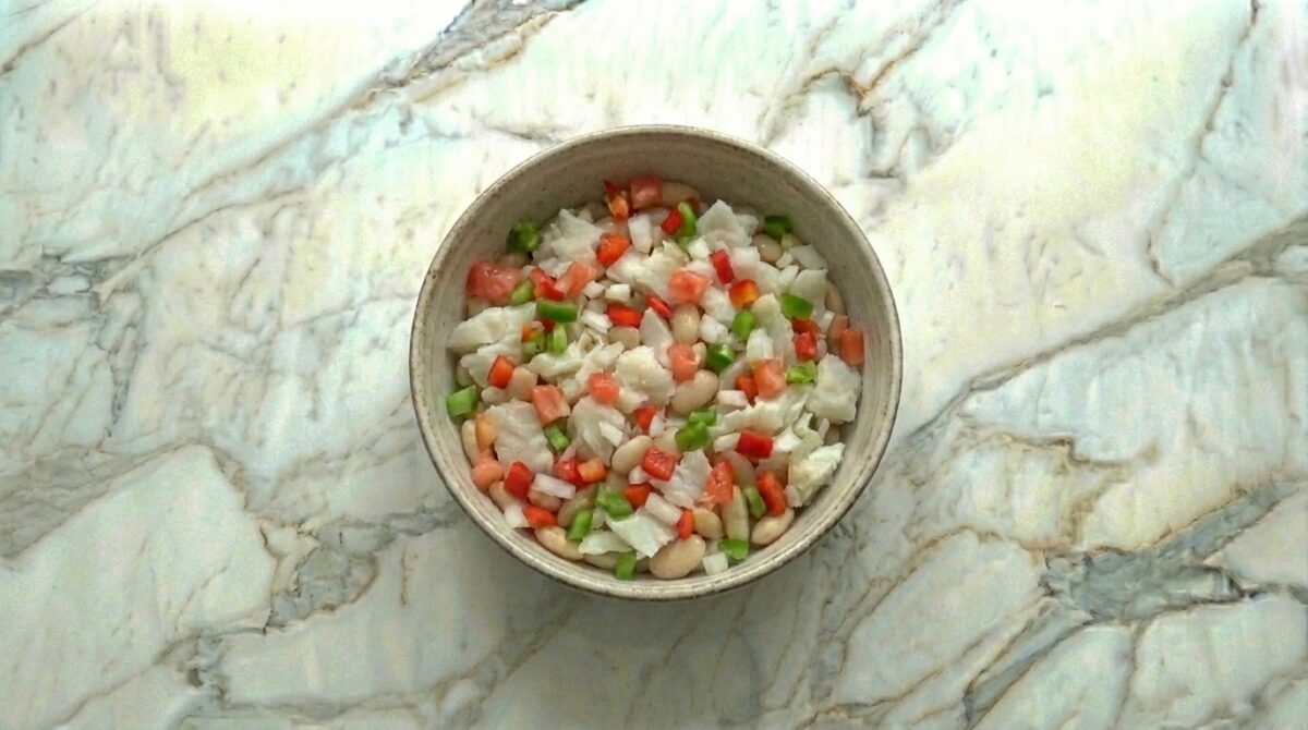Ensalada de alubias con bacalao. Receta fácil, fresca y llena de sabor