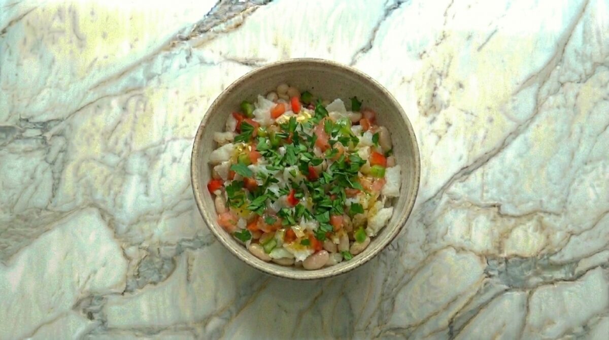 Ensalada de alubias con bacalao. Receta fácil, fresca y llena de sabor