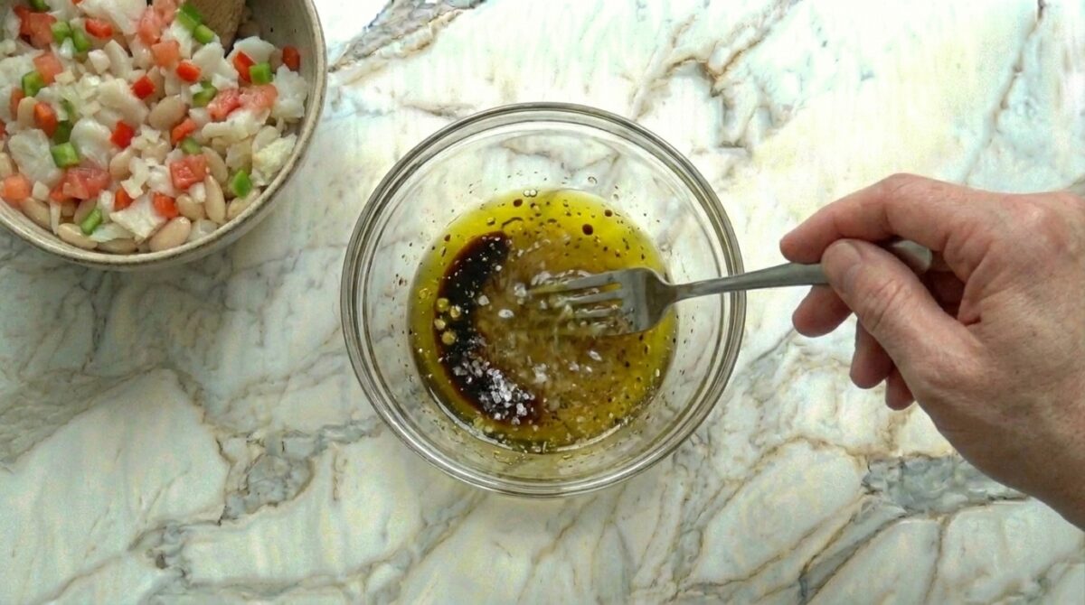 Ensalada de alubias con bacalao. Receta fácil, fresca y llena de sabor
