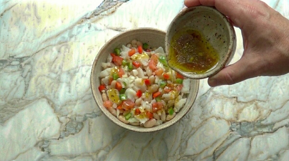 Ensalada de alubias con bacalao. Receta fácil, fresca y llena de sabor