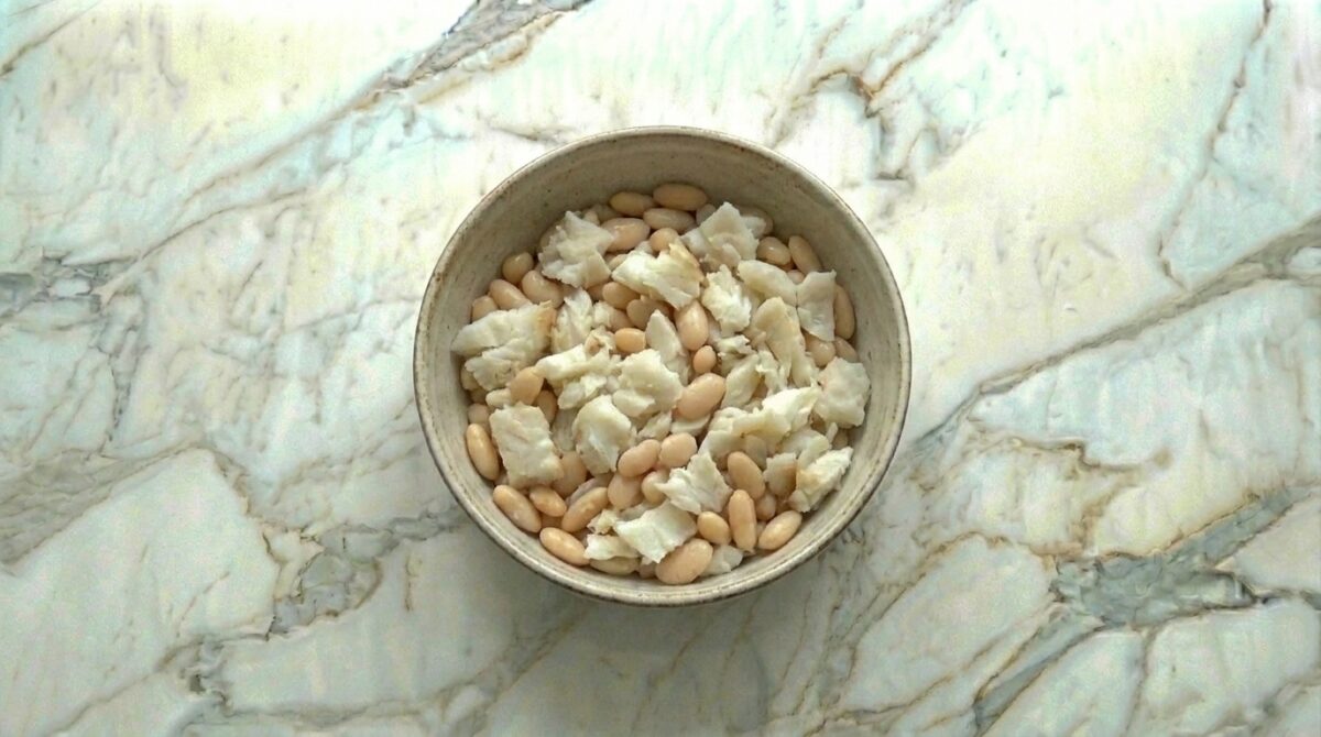 Ensalada de alubias con bacalao. Receta fácil, fresca y llena de sabor