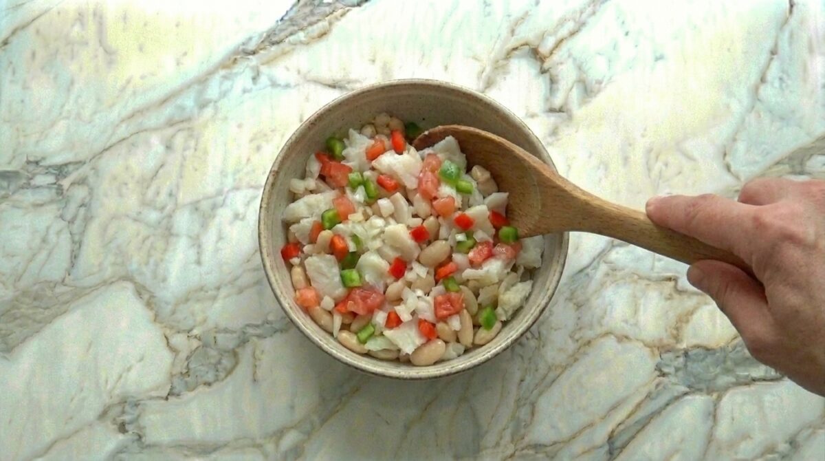 Ensalada de alubias con bacalao. Receta fácil, fresca y llena de sabor