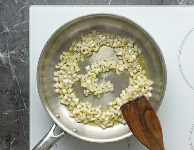 Ensalada de guisantes, manzana y huevos escalfados