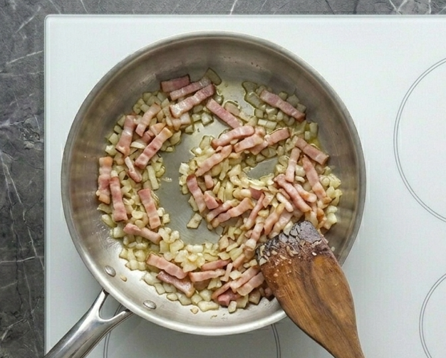 Ensalada de guisantes, manzana y huevos escalfados