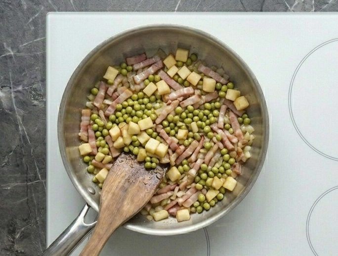 Ensalada de guisantes, manzana y huevos escalfados