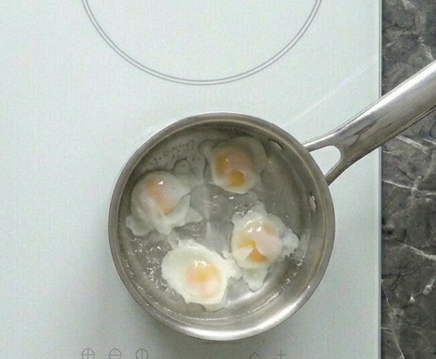 Ensalada de guisantes, manzana y huevos escalfados