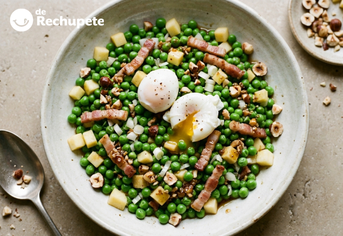 Ensalada de guisantes, manzana y huevos escalfados