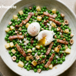 Ensalada de guisantes, manzana y huevos escalfados
