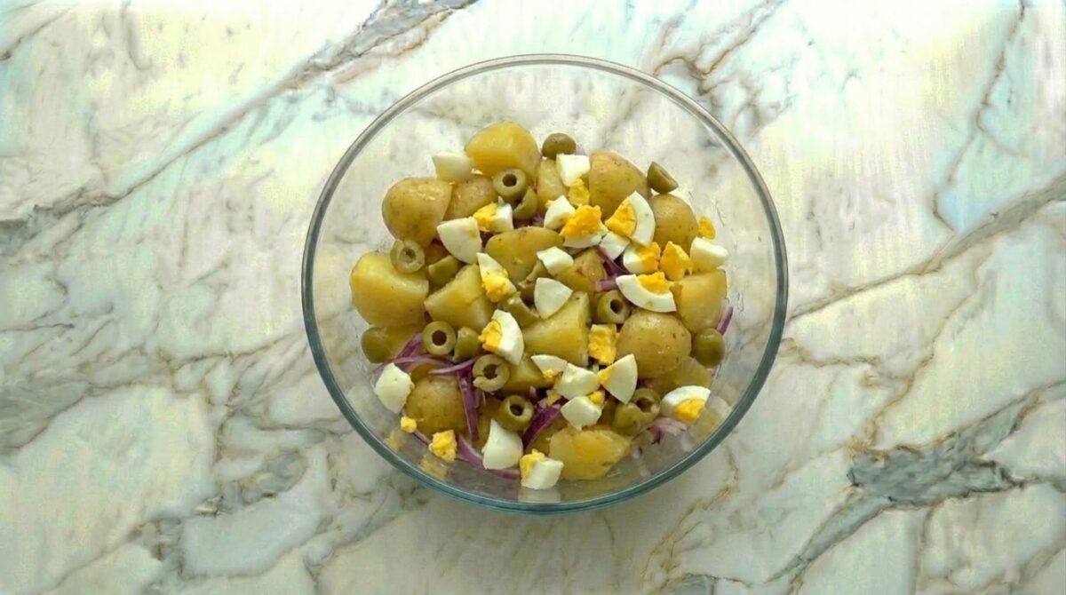 Ensalada de patatas, ventresca y queso de oveja