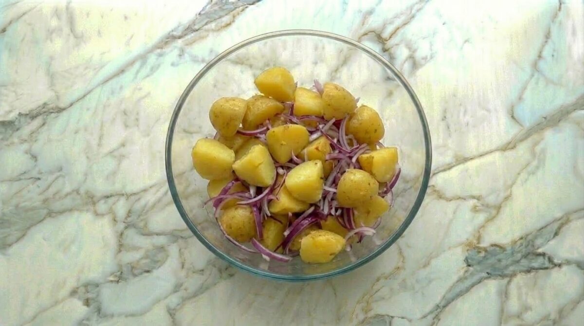 Ensalada de patatas, ventresca y queso de oveja