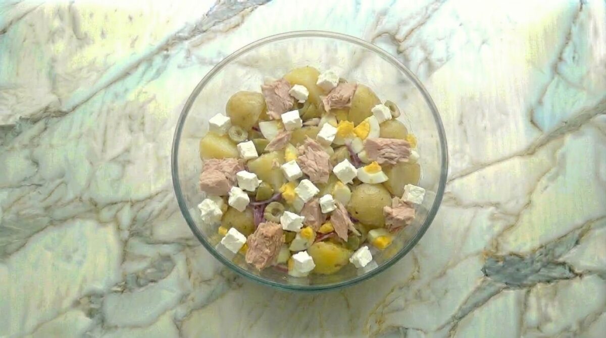 Ensalada de patatas, ventresca y queso de oveja