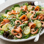 Ensalada marinera o Salade Marinière. Receta fresca con salmón ahumado, gambas y patata