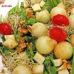 Ensalada de brotes de espinacas, melón, germinados y frutos secos