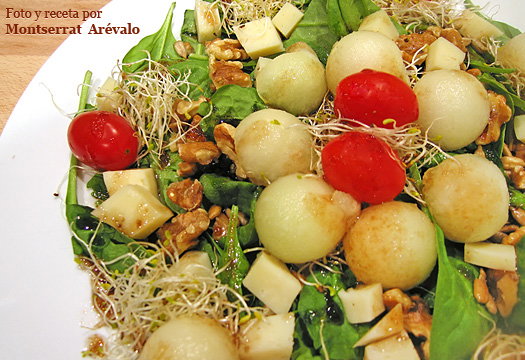 Ensalada de brotes de espinacas, melón, germinados y frutos secos