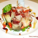 Ensalada de jamón ibérico y melón con vinagreta de frutos secos