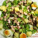 Ensalada de pollo, alcachofas y queso de cabra