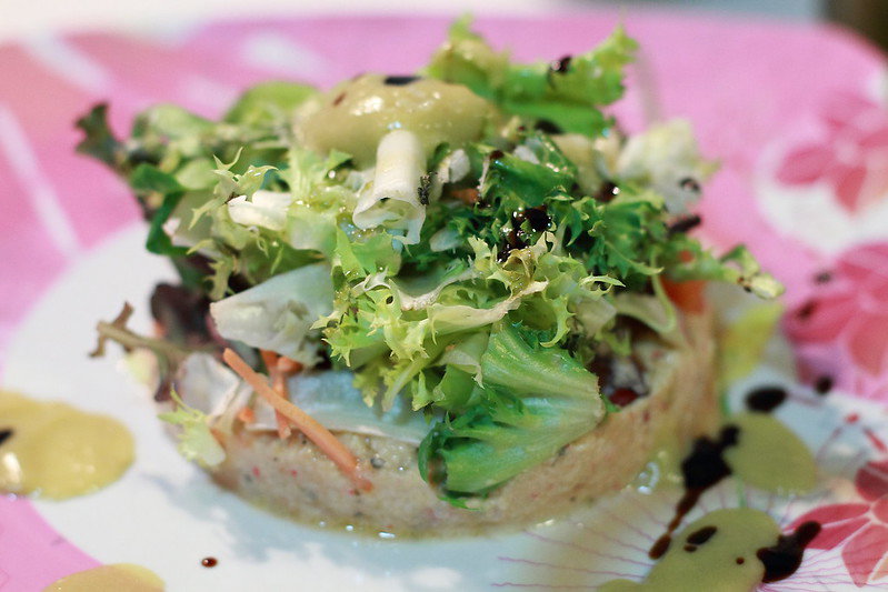 Ensalada navideña de marisco con lechuga