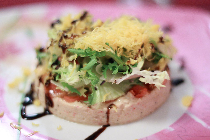 Ensalada navideña de marisco con lechuga
