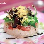 Ensalada navideña de marisco con lechuga