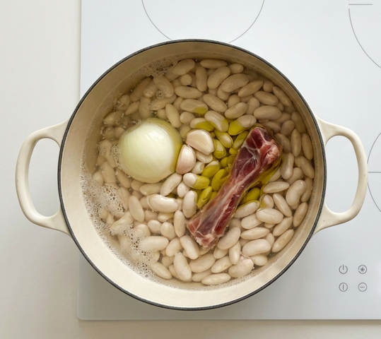 Judías de la granja con albóndigas de rabo de toro