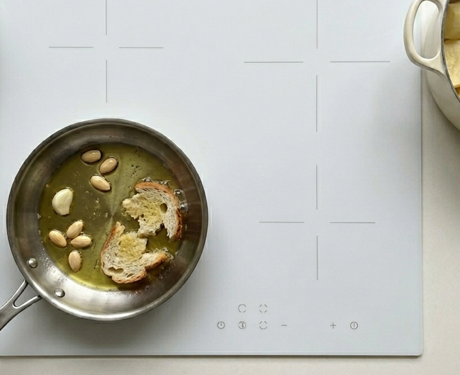 Patatas al ajopollo con huevo poché. Receta paso a paso