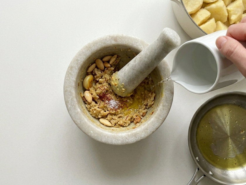 Patatas al ajopollo con huevo poché. Receta paso a paso